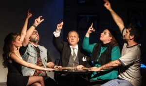 La escena de Espacio Teatro nos brinda  una obra de humor negro