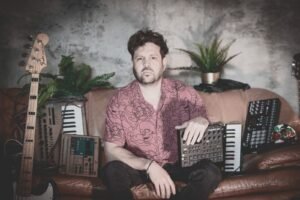 Chile. Debac estrena sesión audiovisual «SCL Live Session»